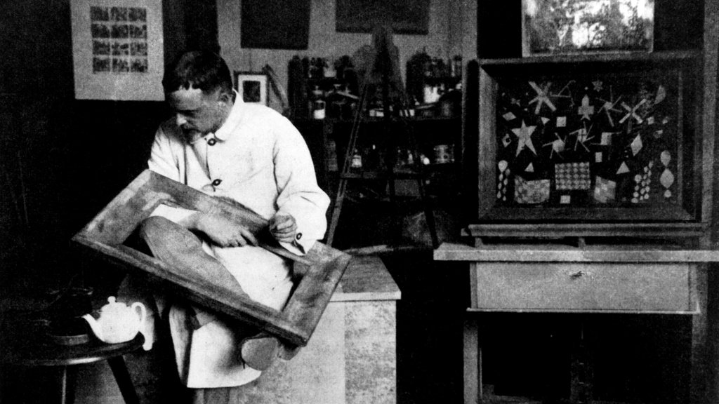 Paul Klee em um stúdio da Bauhaus, Weimar. Década de 1925