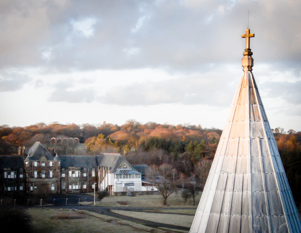 Pintura a óleo em tons marrons e quentes, mostrando Michelangelo trabalhando na Capela Sistina, com detalhes de esculturas e pinturas.