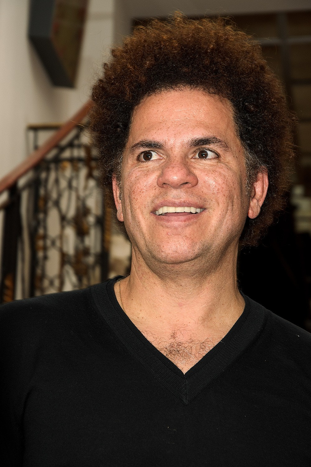 Pintura a óleo colorida e vibrante de Romero Britto, com linhas geométricas e cores pastéis, retratando uma cena brasileira.