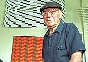 Pintura a óleo retratando o artista brasileiro Luiz Sacilotto em cena de estúdio com obras em andamento.