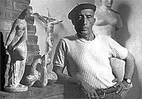 Pintura a óleo retratando Victor Brecheret em estúdio, com obras de arte ao fundo e luz natural filtrada.