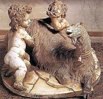 Escultura barroca em mármore branco, detalhes intricados e ornamentos, retratando o famoso 'Ecstasy of Saint Teresa' de Gian Lorenzo Bernini.