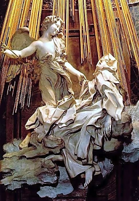 Escultura barroca em madeira esculpida, detalhes ornamentais em ouro e prata, influências portuguesas e brasileiras em tons de dourado e marrom.