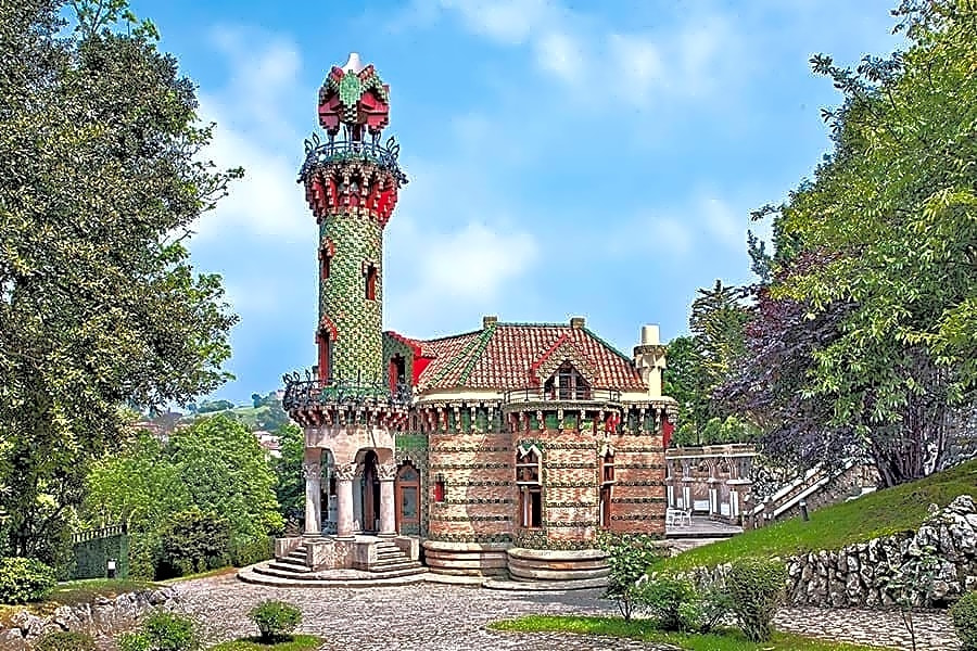 Arquiteto catalão Antoni Gaudí em primeiro plano, com detalhes da Sagrada Família em segundo plano, em tons de azul e amarelo vibrantes.