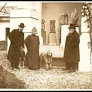 Escultura em bronze de Auguste Rodin, detalhe do "O Pensador", com tons de cinza e prata, mostrando a complexidade facial.