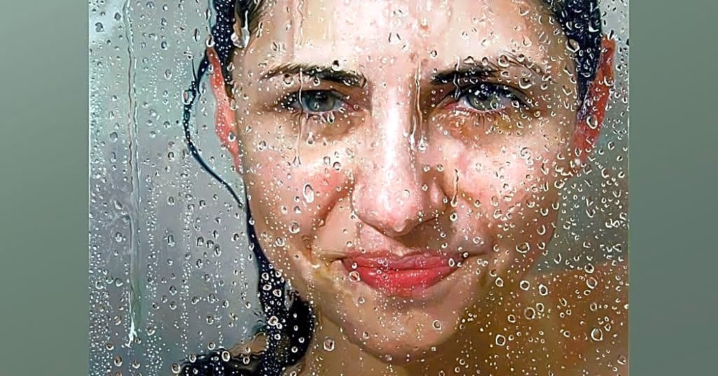 Pintura abstrata em tons pastéis e neon, mostrando uma mistura de técnicas e materiais em uma obra de arte contemporânea.