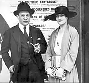 Pintura a óleo de Pablo Picasso, retratando sua obra cubista em tons de azul e cinza, com formas geométricas distorcidas.