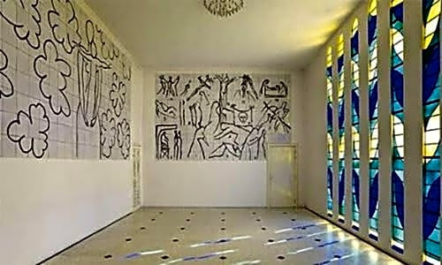 Pintura a óleo de Henri Matisse retratando a Capela do Rosário em tons pastéis suaves e vibrantes de azul e rosa.