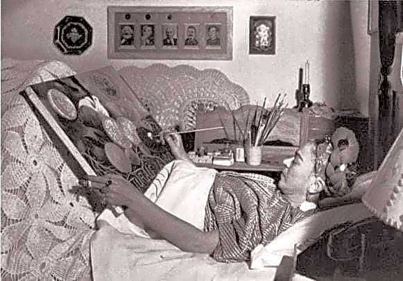 Pintura a óleo de Frida Kahlo retratando a artista sentada em um trono, com expressão de dor e coroa de flores na cabeça, em tons vibrantes de azul e vermelho.