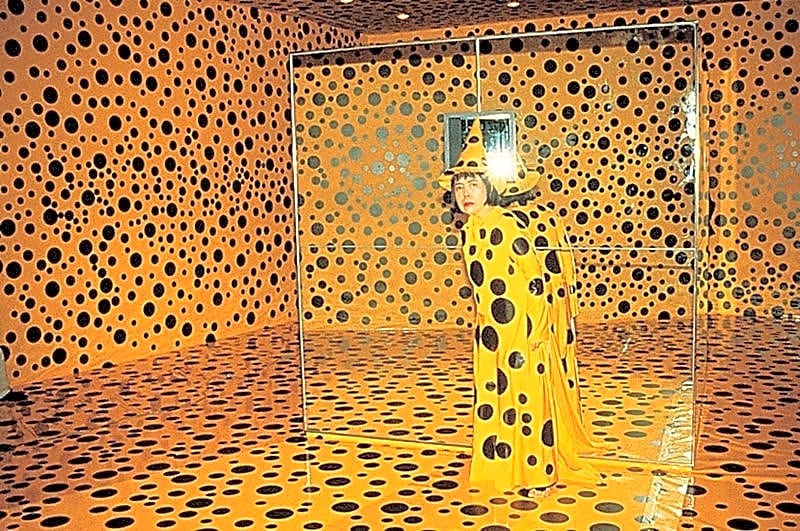 Pintura a óleo de Yayoi Kusama retratando uma abóbora gigante em tons pastéis de rosa e amarelo, com detalhes intrincados.