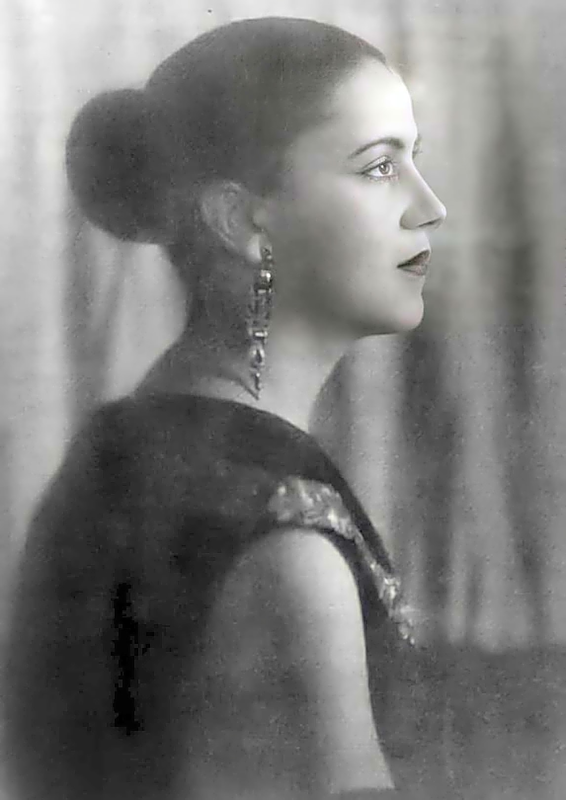 Pintura a óleo retratando Tarsila do Amaral em tons pastéis, com elementos modernistas e influências da arte europeia.