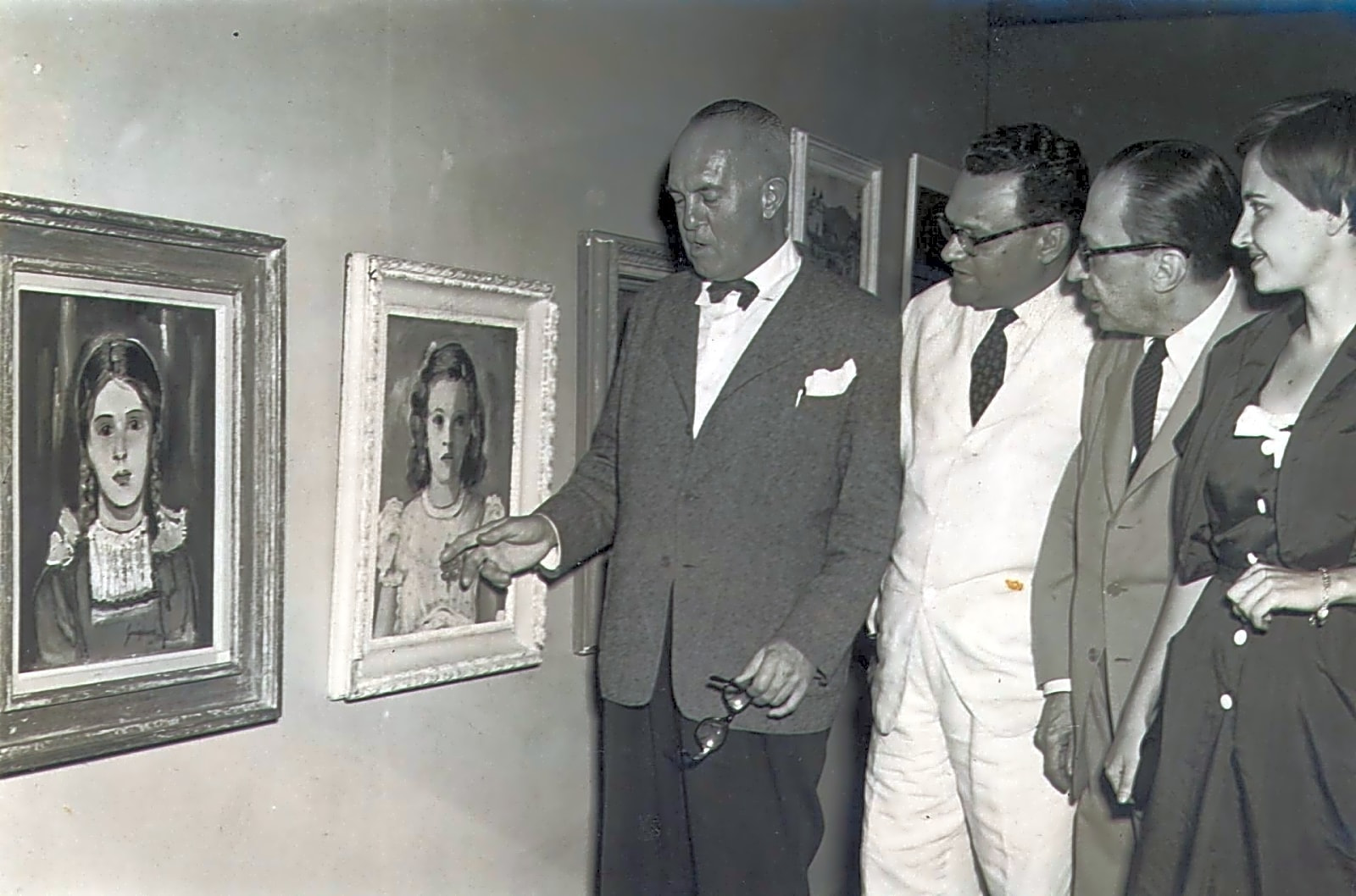 Retrato em fotografia preto e branco de Alberto da Veiga Guignard, com olhar sério e expressão contemplativa, vestido com roupa formal.
