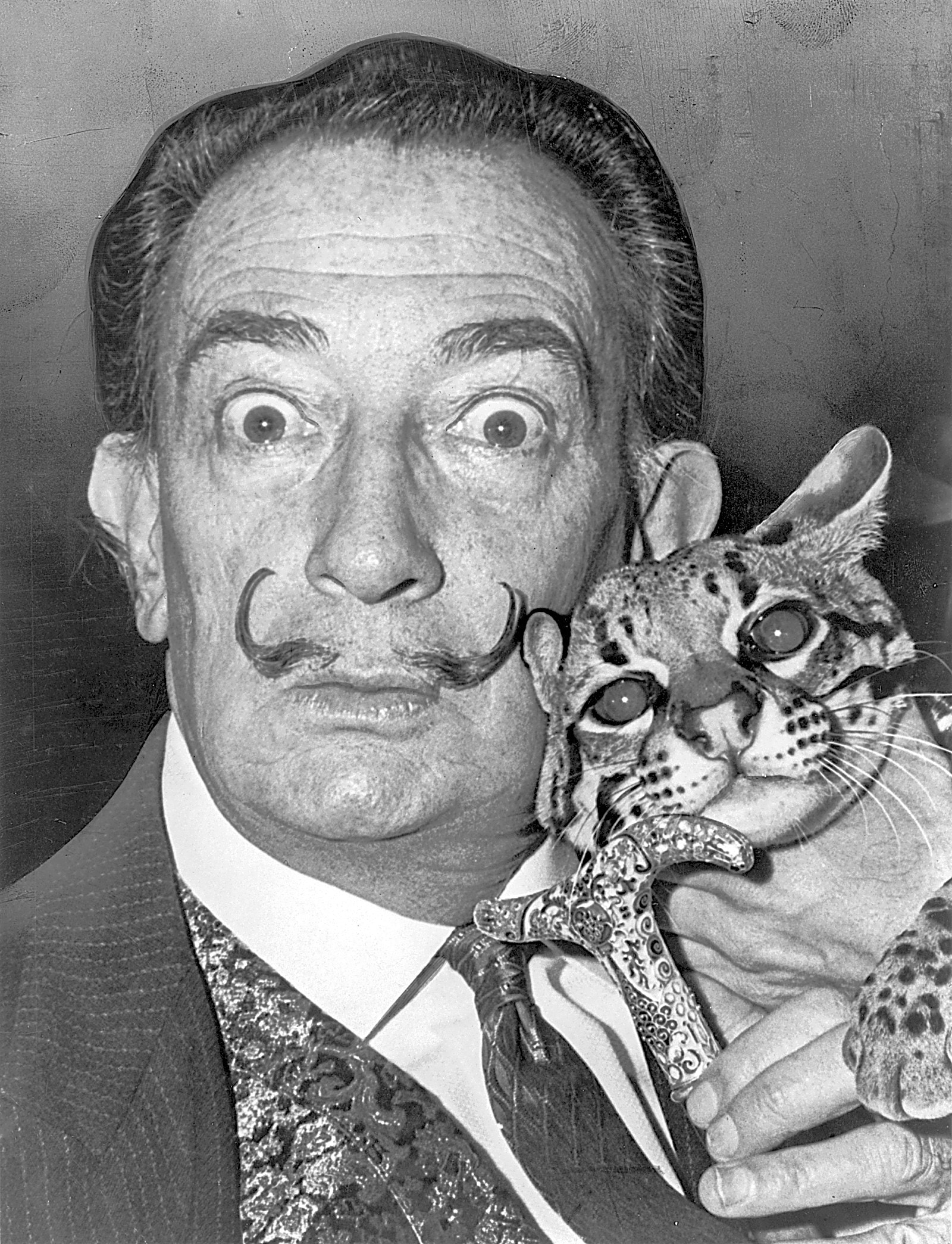 Pintura surrealista a óleo de Salvador Dalí, retratando sua infância em Figueres, com tons de azul e amarelo vibrantes.