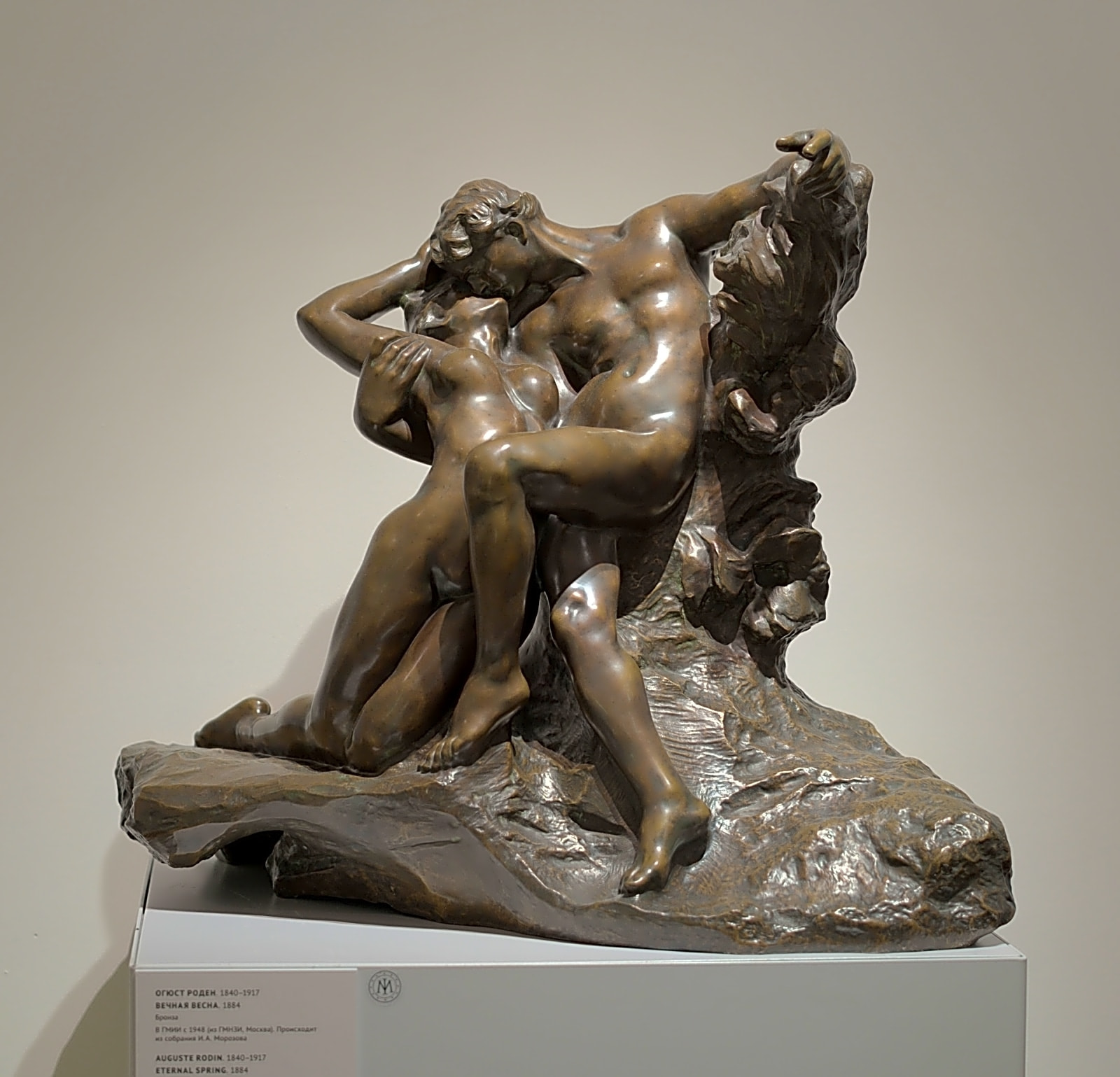 Escultura em bronze de Auguste Rodin, retratando o artista jovem, com expressão introspectiva e mão segurando um lápis.