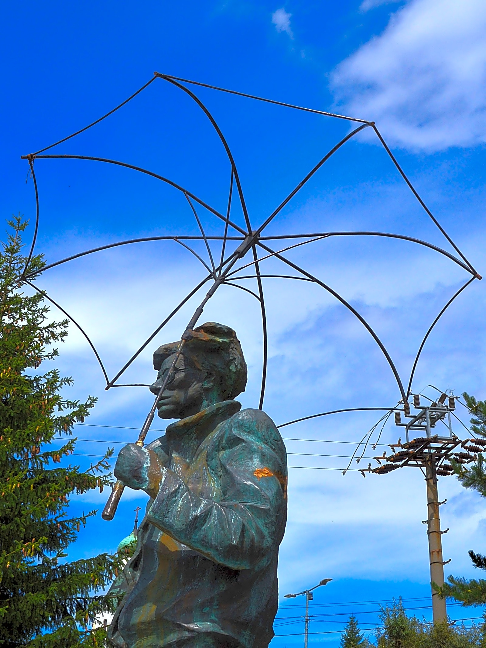 Imagem de Andy Warhol, artista pop americano, retratado em tons de preto e branco, com expressão neutra e cabelo estilo pompadour.