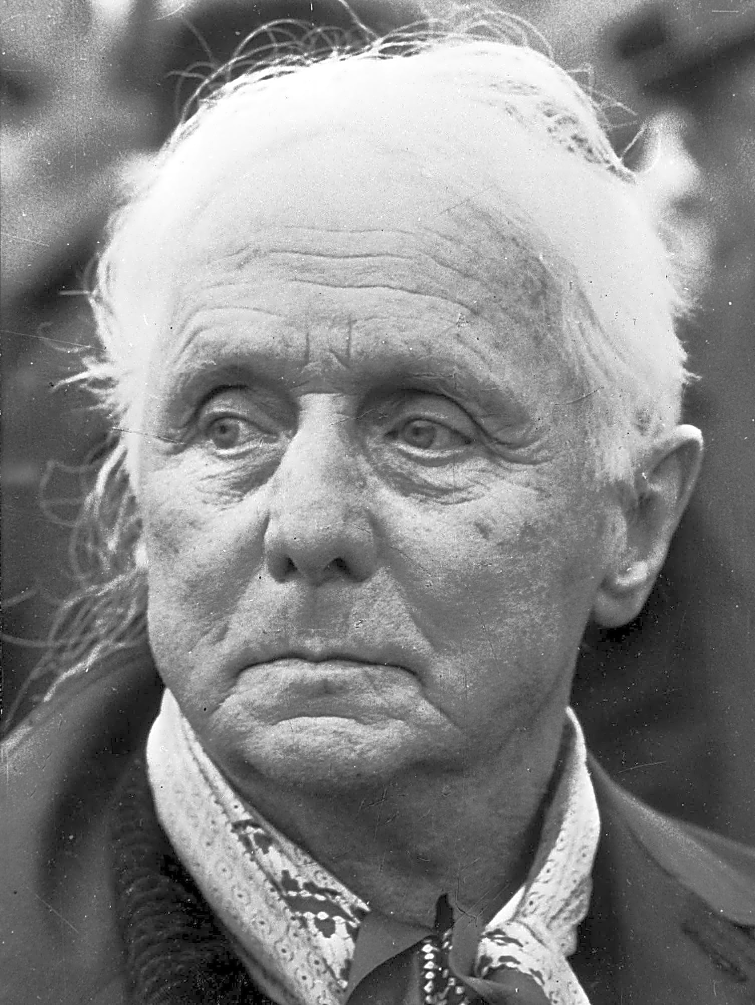 Pintura abstrata a óleo de Max Ernst, com elementos surrealistas em tons de azul e preto, mostrando uma paisagem distorcida.