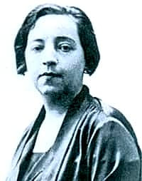 Mulher brasileira de meados do século XX, sentada em um ambiente natural, com vestimenta simples e expressão contemplativa, retratada em estilo expressionista.