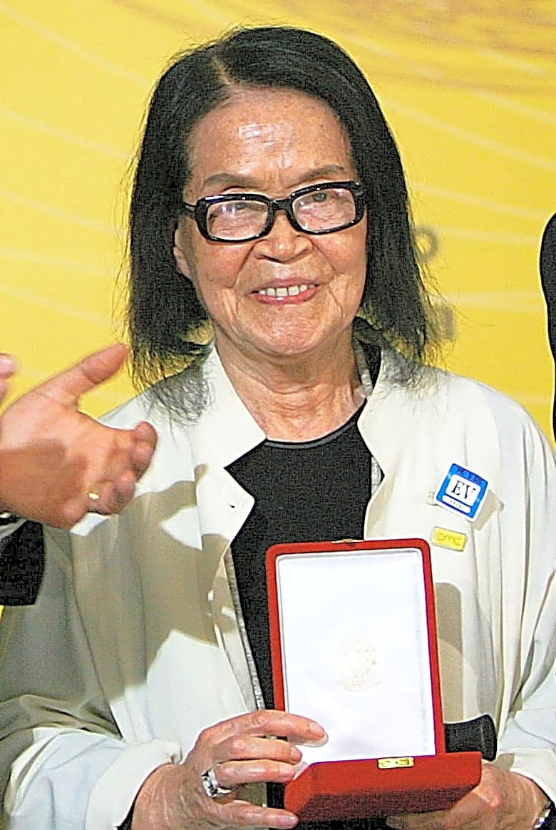 Pintura abstrata em tons pastéis de azul e rosa, retratando uma figura feminina de perfil com braços estendidos, inspirada na arte de Tomie Ohtake.