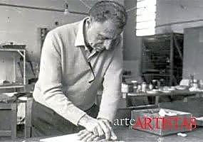 Pintura a óleo retratando Lívio Abramo, um dos principais artistas da Renascença italiana, com expressão serena e vestimenta elegante.