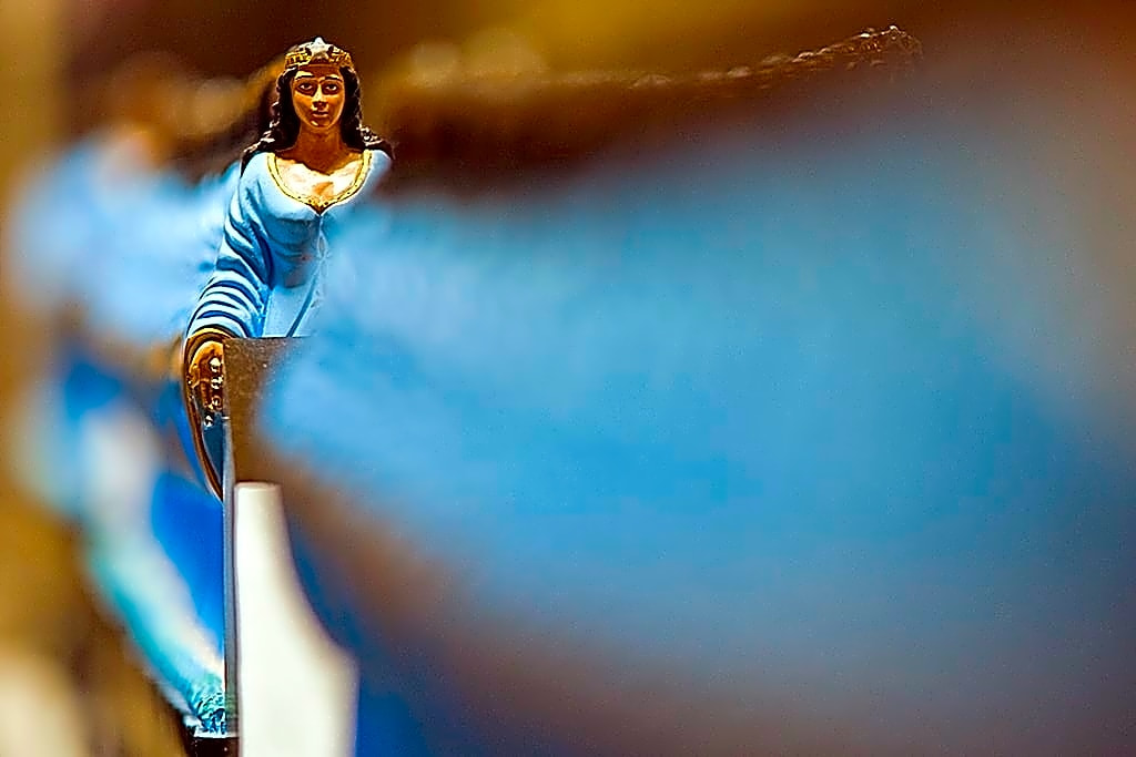 Imagem de um artista brasileiro, Nelson Leirner, em cena de estúdio, com obras de arte conceptual e provocativas ao fundo.