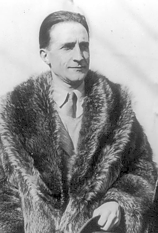 Pintura abstrata a óleo retratando Marcel Duchamp em frente a uma mesa de jogo de xadrez com peças sobreposta.