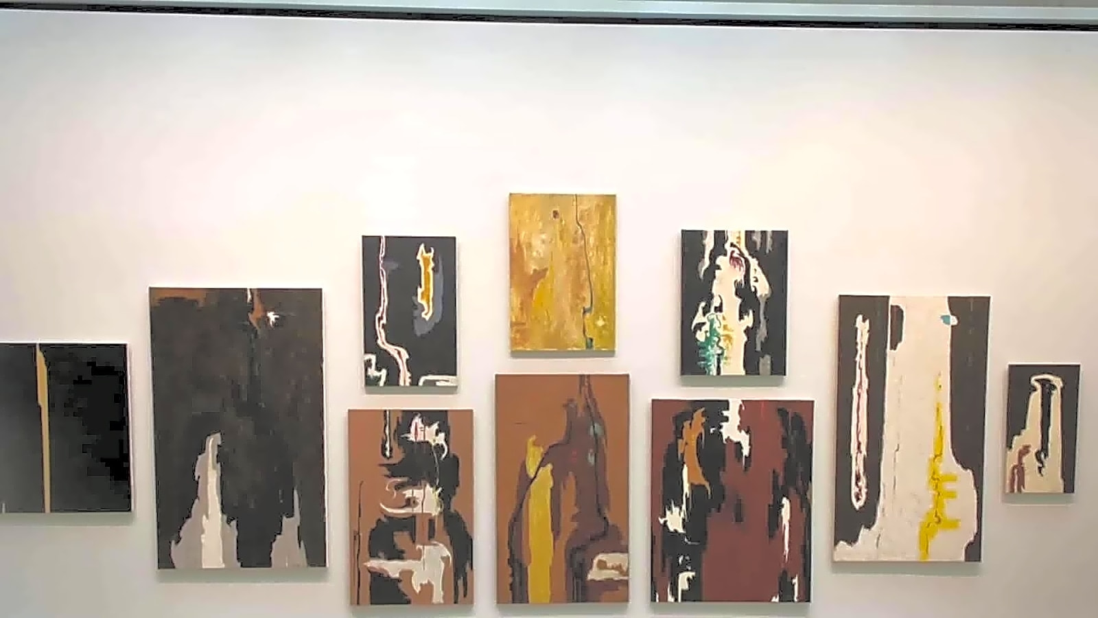 Pintura abstrata a óleo mostrando fragmentos de formas geométricas em tons de cinza e azul, com elementos de escultura cubista.