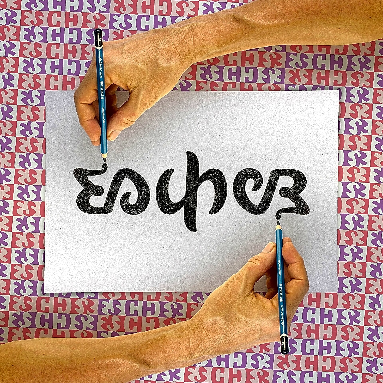 Pintura a óleo retratando a infância de Maurits Escher em um cenário holandês sombreado com tons de azul e amarelo.