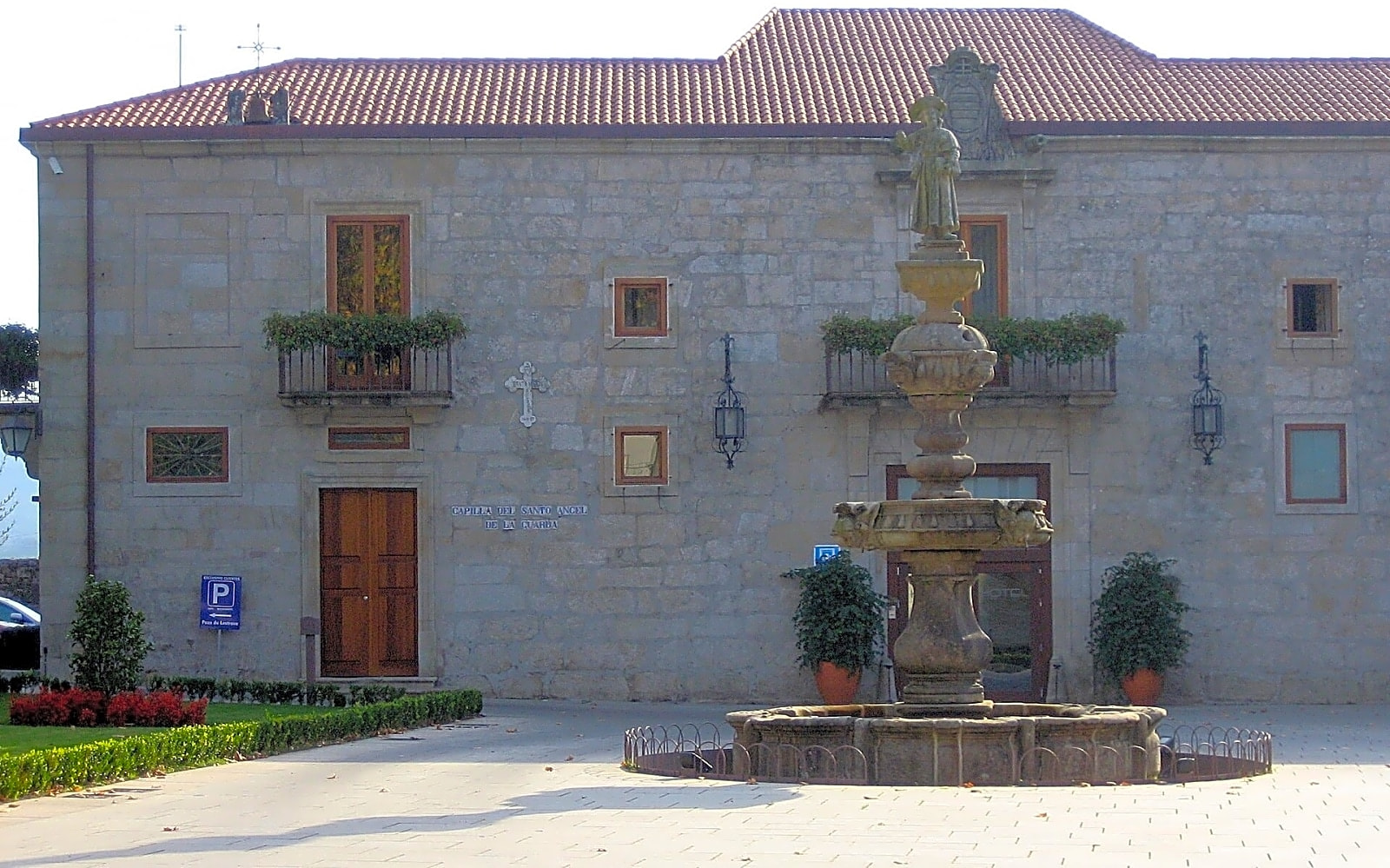 Pintura a óleo em tons de ouro e azul escuro, retratando uma cena dramática de uma igreja barroca com arcos e ornamentos.