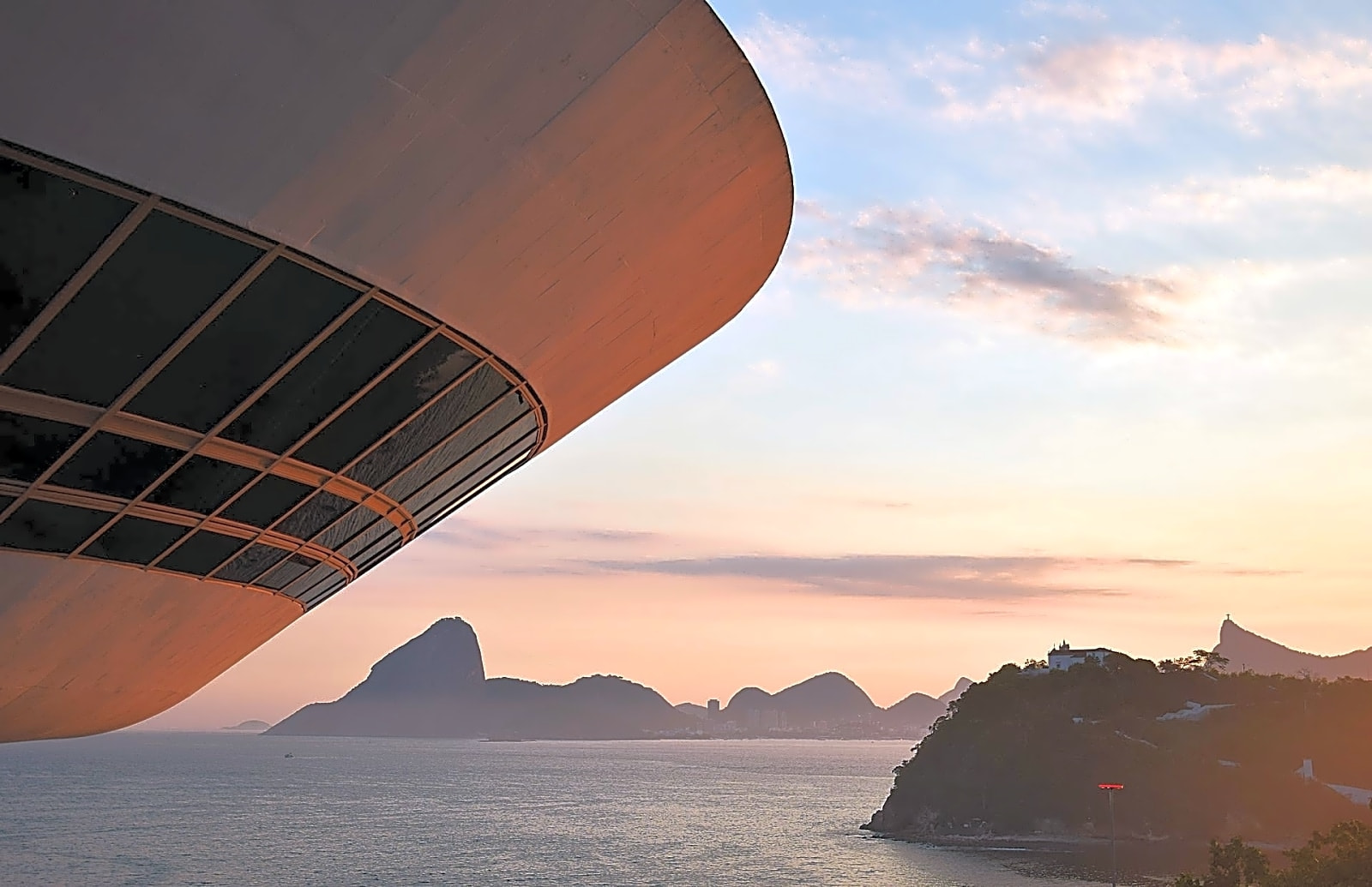 Pintura abstrata a óleo em tons de azul e laranja, mostrando uma instalação de arte contemporânea com objetos suspensos no ar.