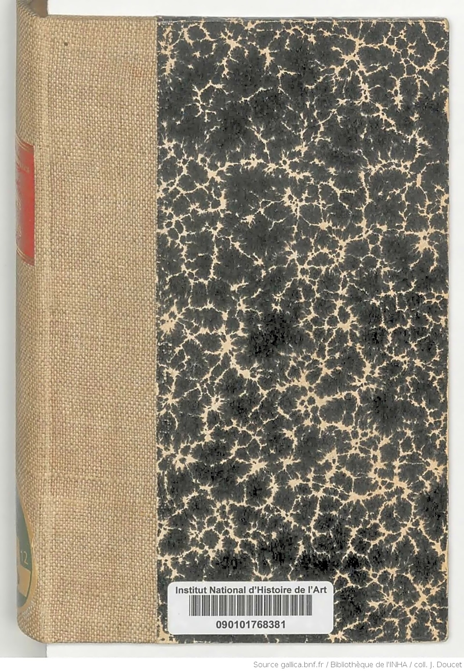 Pintura a óleo retratando jovem Rafael Sanzio sentado em uma cadeira, com pincel e papel em mãos, em tons de azul e marrom.