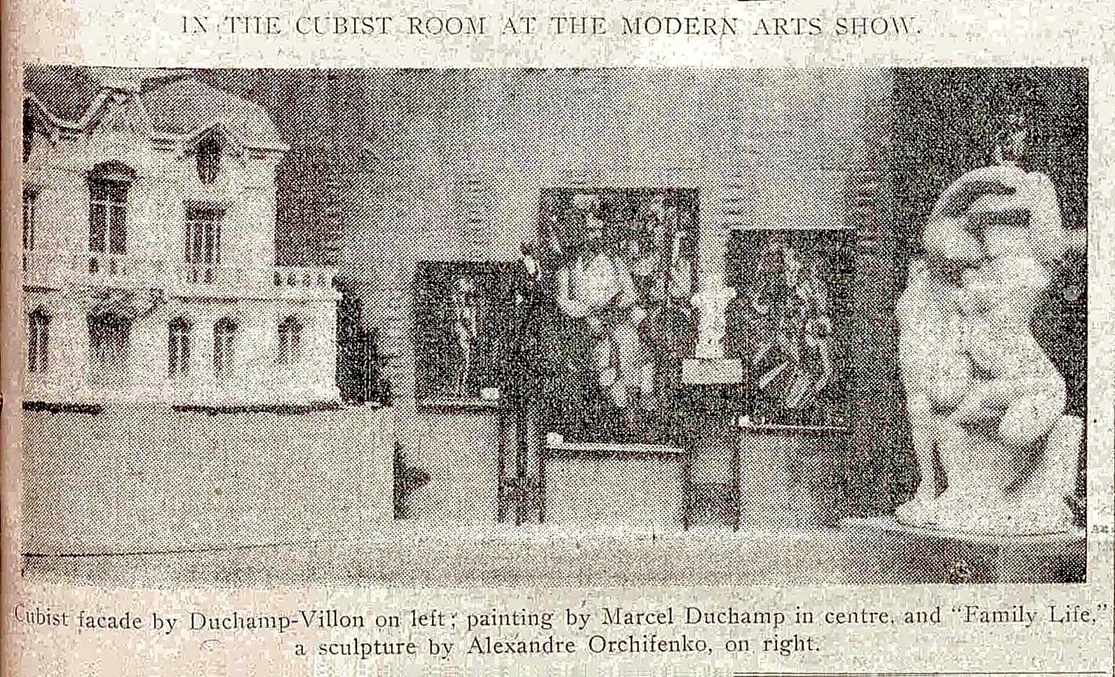 Pintura abstrata em preto e branco retratando Marcel Duchamp sentado em frente a uma mesa de trabalho com objetos e papéis espalhados.