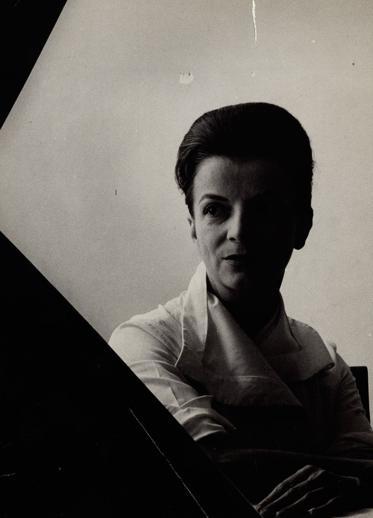 Biografia de Lygia Clark: A Arte Corporal, o Legado Terapêutico e Obras Marcantes