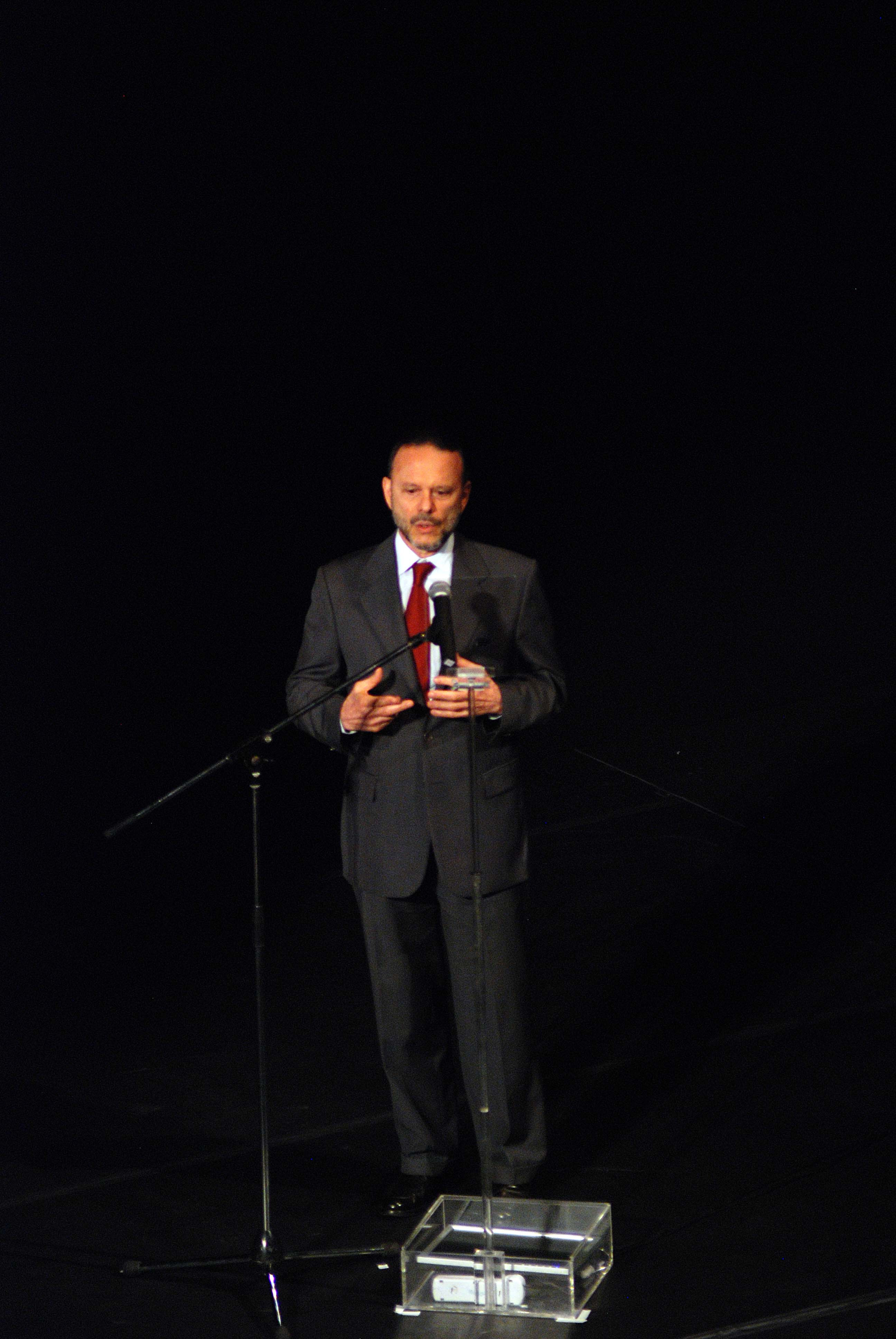 Pintura mural a óleo de Candido Portinari retratando cenas de guerra e paz em tons sombrios e vibrantes, com figuras humanas e paisagens em destaque.