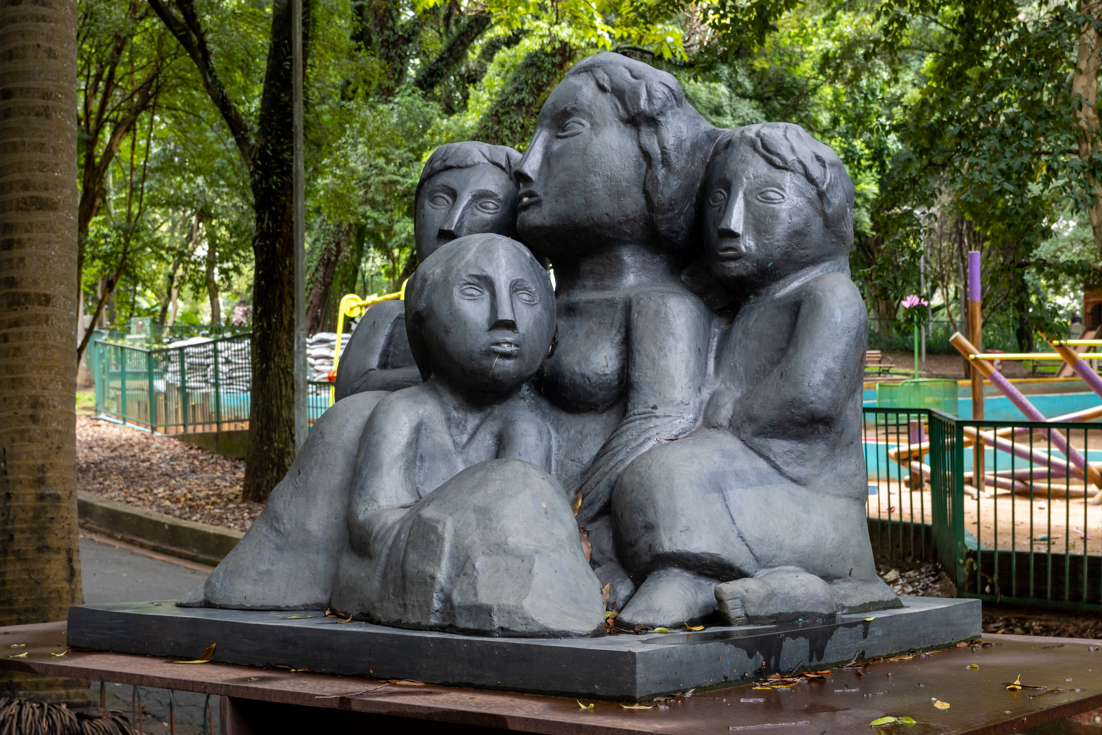 Retrato realista a óleo de Lasar Segall, artista lituano-brasileiro, com expressão introspectiva e vestimenta simples.