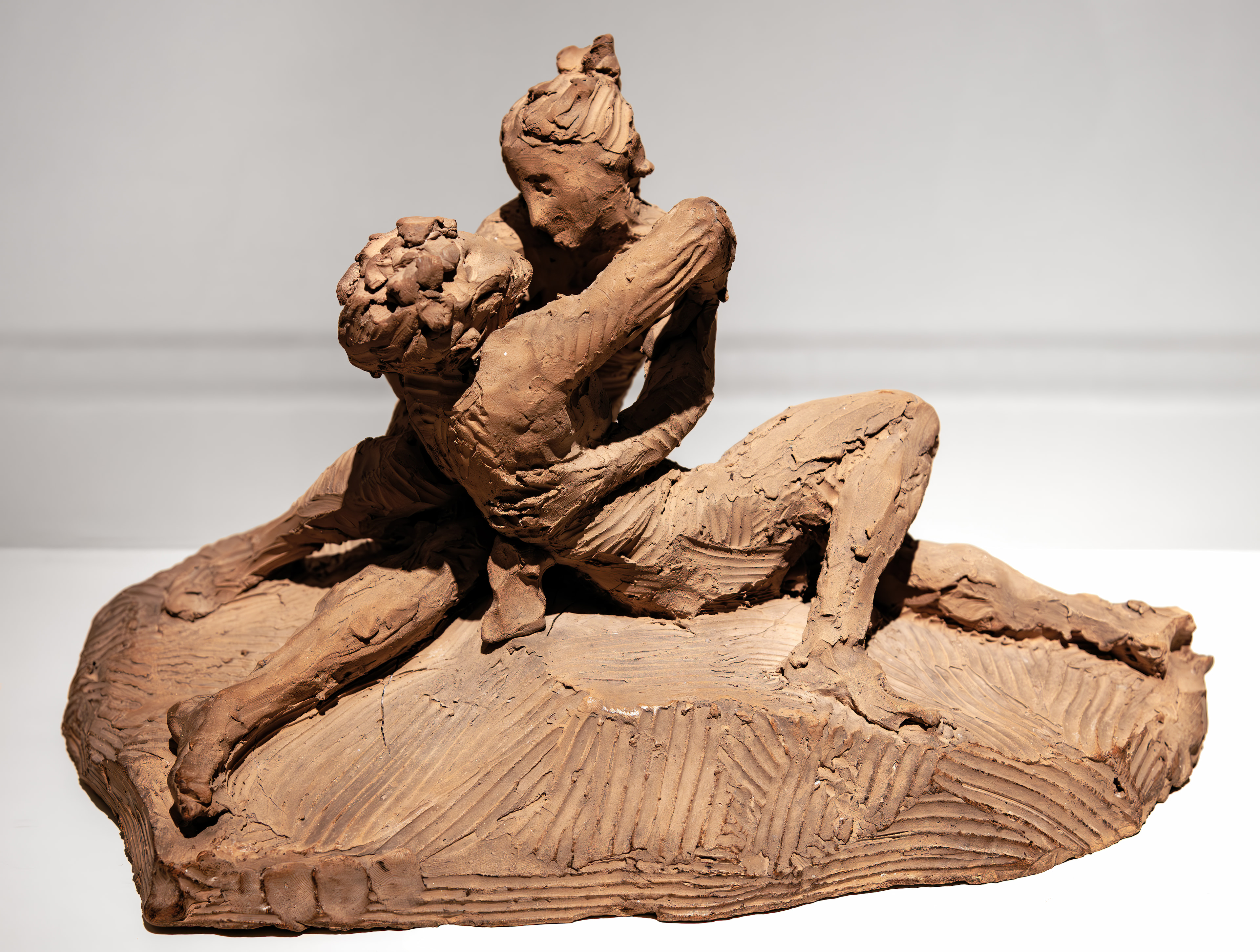 Escultura neoclássica em mármore branco, detalhada representação de Cupido e Psique em poses íntimas, estilo Antonio Canova.