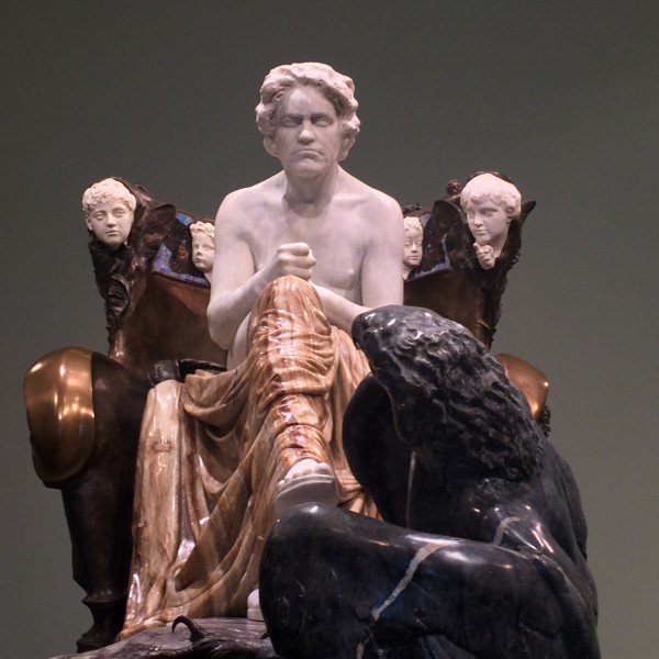 Beethoven perdido em pensamentos, sentado nu entre anjos e com uma águia a seus pés: esta é a imagem criada pelo artista Max Klinger, em 1902 - Localização: Museu de Belas Artes de Leipzig (Alemanha)