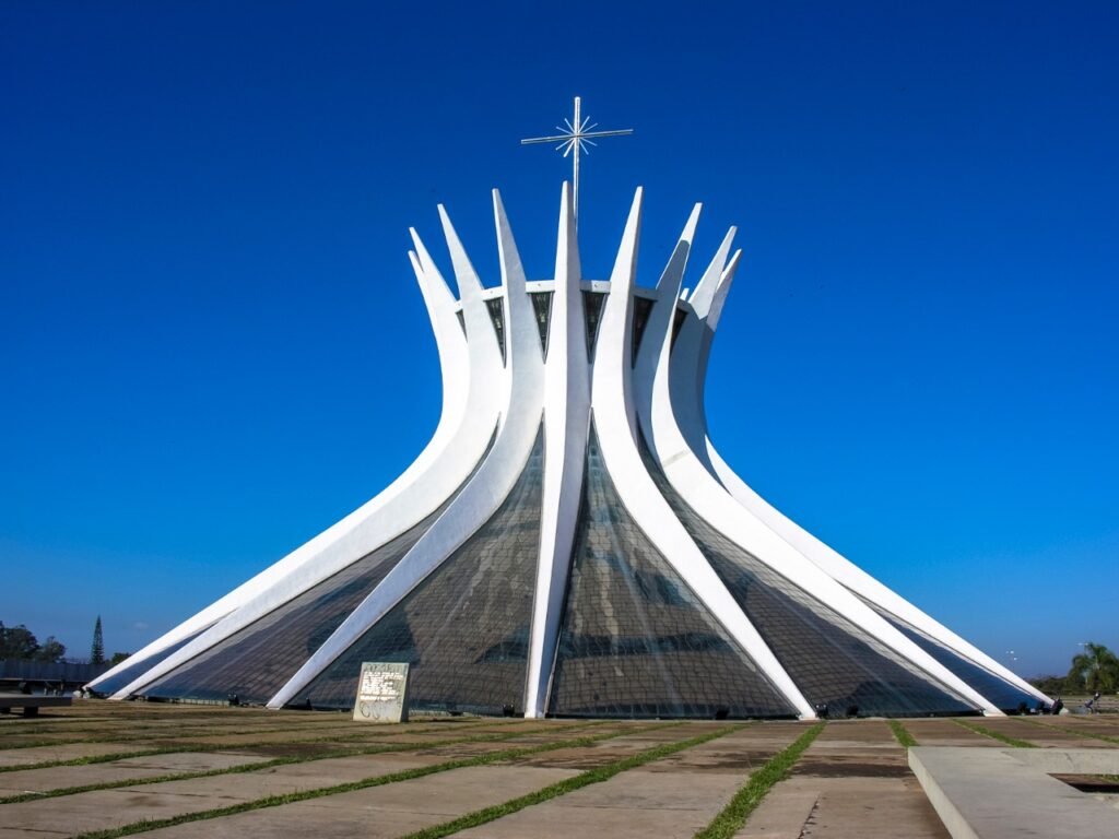 Catedral Metropolitana Nossa Senhora Aparecida, mais conhecida como Catedral de Brasília, inaugurada em 1970